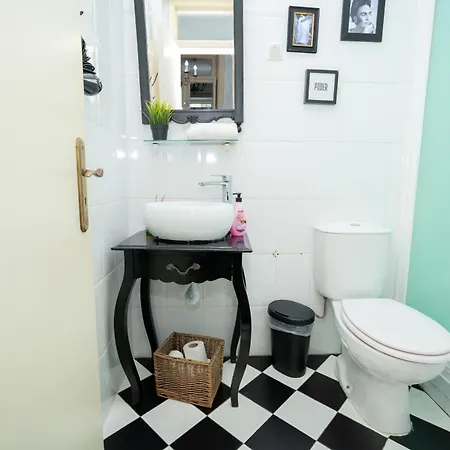 3 Bedroom 2 Bathroom 1 Living Room 2 Double Bed 2-Twin Bed 1 Sofabed Apartment With High Ceilings-2